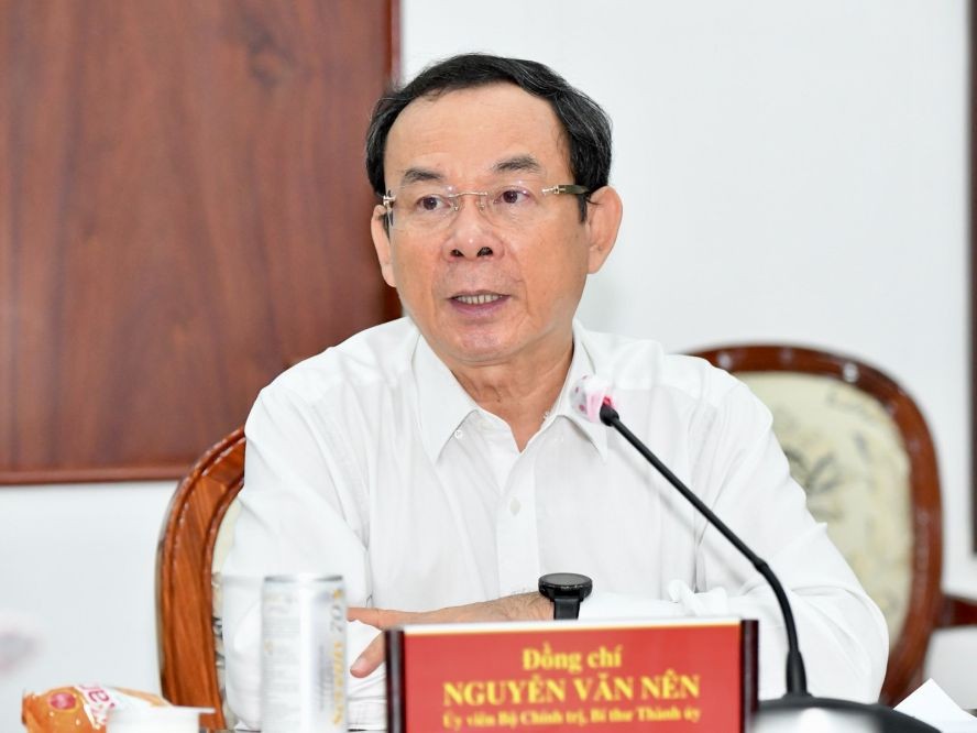 市委書記、市肅貪反腐指委會主任阮文年會上致辭。