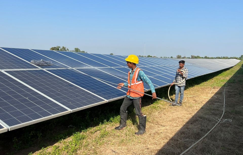 2022年10月19日，在印度西部古吉拉突邦，印度第一個全天候太陽能村莊Modhera的太陽能公園內，工人們正在清潔太陽能電池板。（圖：路透社）