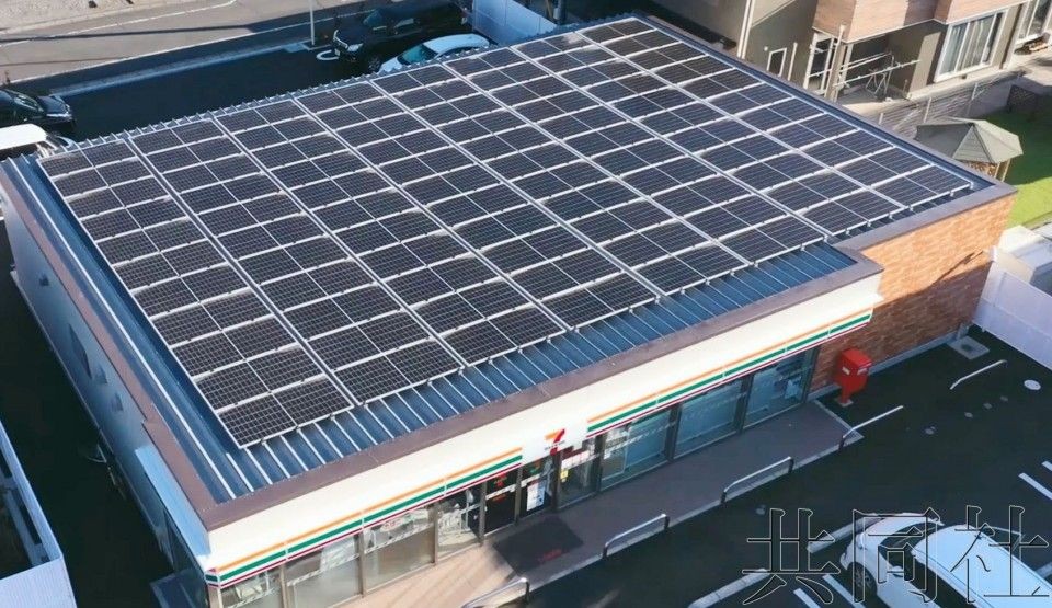 圖為東京都青梅市一家7-Eleven便利店屋頂上設置的太陽能板。（圖：共同社）