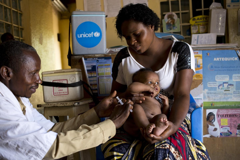 一名非洲幼兒接種麻疹疫苗。（圖：Getty Images）