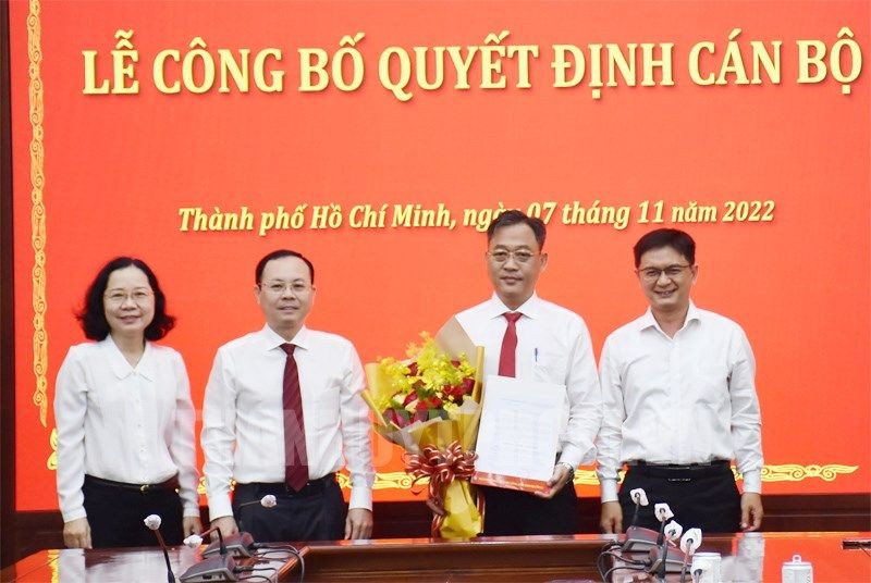 新任市委辦公廳副主任阮明德（右二）與市領導合影。（圖：市黨部新聞網）