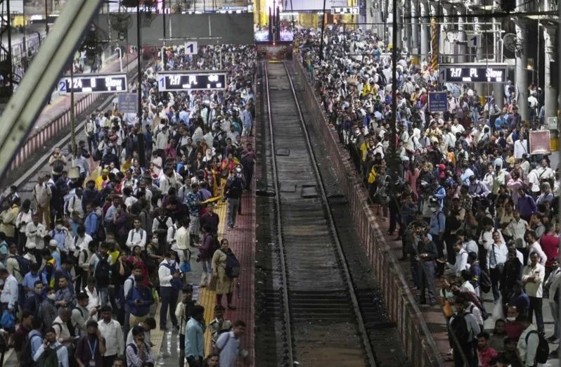 聯合國估計，到11月中旬，全球人口將達到80億。圖為旅客擠在印度孟買火車站等車。（圖：AP）