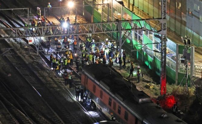 圖為韓鐵道公社員工在列車脫軌事故現場連夜緊張搶修。（圖：視頻截圖）