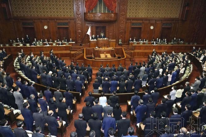 11月8日下午，日本眾院全體會議表決通過了《感染症法》等修正案。（圖：共同社）
