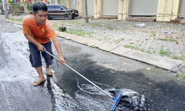家住新泰和坊的阮成心於今年10月24日上午清理街道上的髒水。