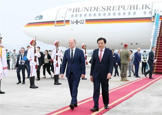 德意志聯邦共和國總理奧拉夫•朔爾茨抵達河內內排國際機場。（圖：越通社）