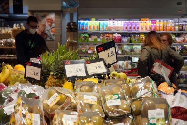 10月29日，顧客在意大利羅馬的一處超市購物。（圖：新華社）