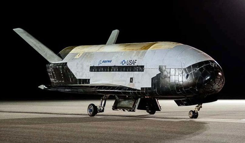 一架美軍無人航太飛行器在經過將近兩年半的908天軌道飛行後，上周六降落在佛羅里達州的甘迺迪太空中心。（圖：AP）