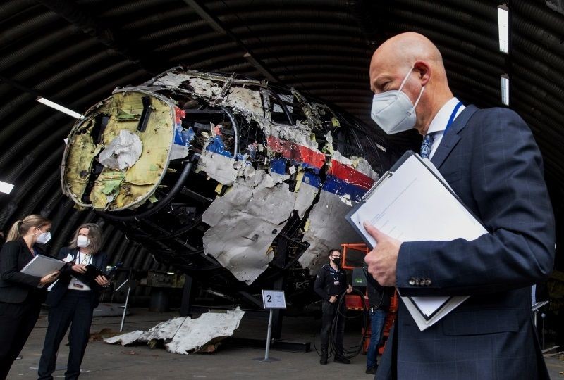 圖為主審法官史特恩霍伊斯和律師團去年5月視察MH17客機殘骸。（圖：Getty Images）