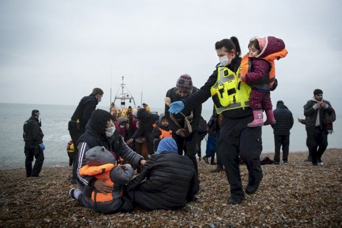 英吉利海峽27名移民喪生，英法願擴大合作應對。（圖：AFP）