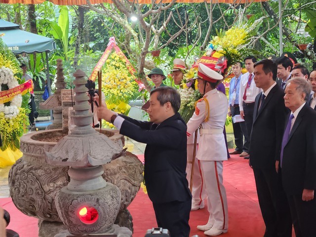 廣平省人委會領導在八姑洞英雄烈士紀念館上香緬懷。（圖：劉香）