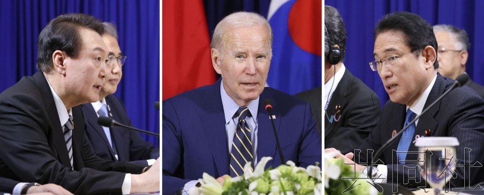 韓總統尹錫悅（左起）、美總統拜登和日本首相岸田文雄舉行三國首腦會談。（圖：共同社）