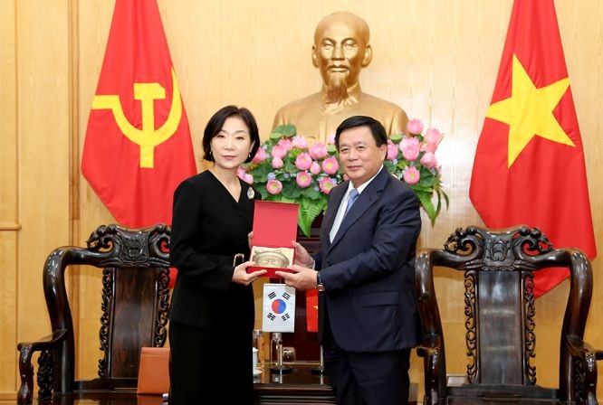 中央理論委員會主席阮春勝教授向韓國駐越南大使吳英珠（左）贈送紀念品。（圖：德孟）