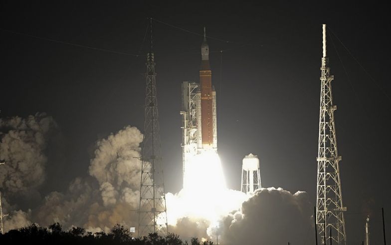 美新一代登月火箭“阿耳忒彌斯1號”終於成功發射。（圖：AP）