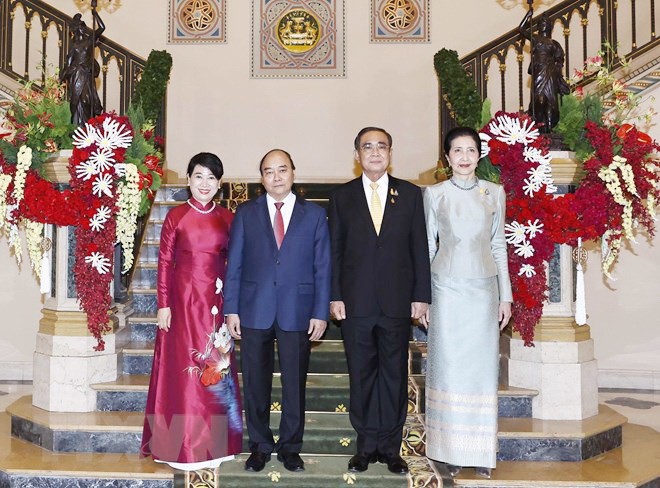 國家主席阮春福夫婦與泰國總理巴育•占奧差夫婦合影。（圖：越通社）