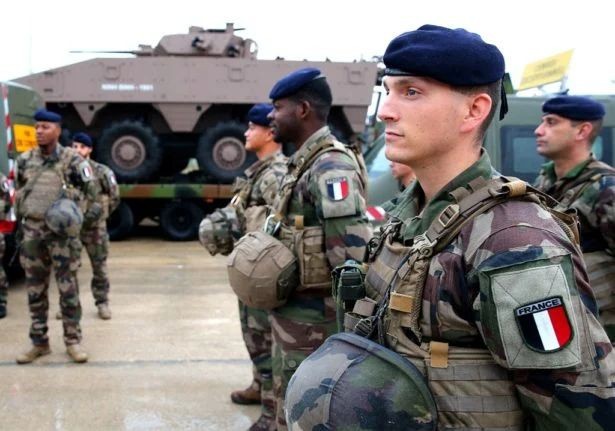2022年10月，法國士兵準備將裝甲車作為北約戰鬥群前沿部署的一部分送往羅馬尼亞。（圖：AFP）