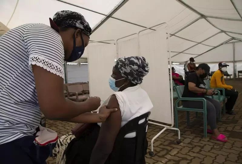 南非民眾接種新冠疫苗。（圖：AP）