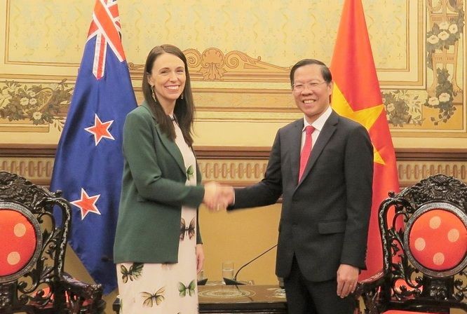 市人委會主席潘文邁（右）與新西蘭總理傑辛達‧阿德恩握手合照。（圖：明協）