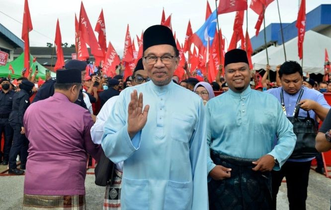 圖為馬來西亞反對黨領袖安華。照片攝於11月5日的選舉期間。（圖：AP）