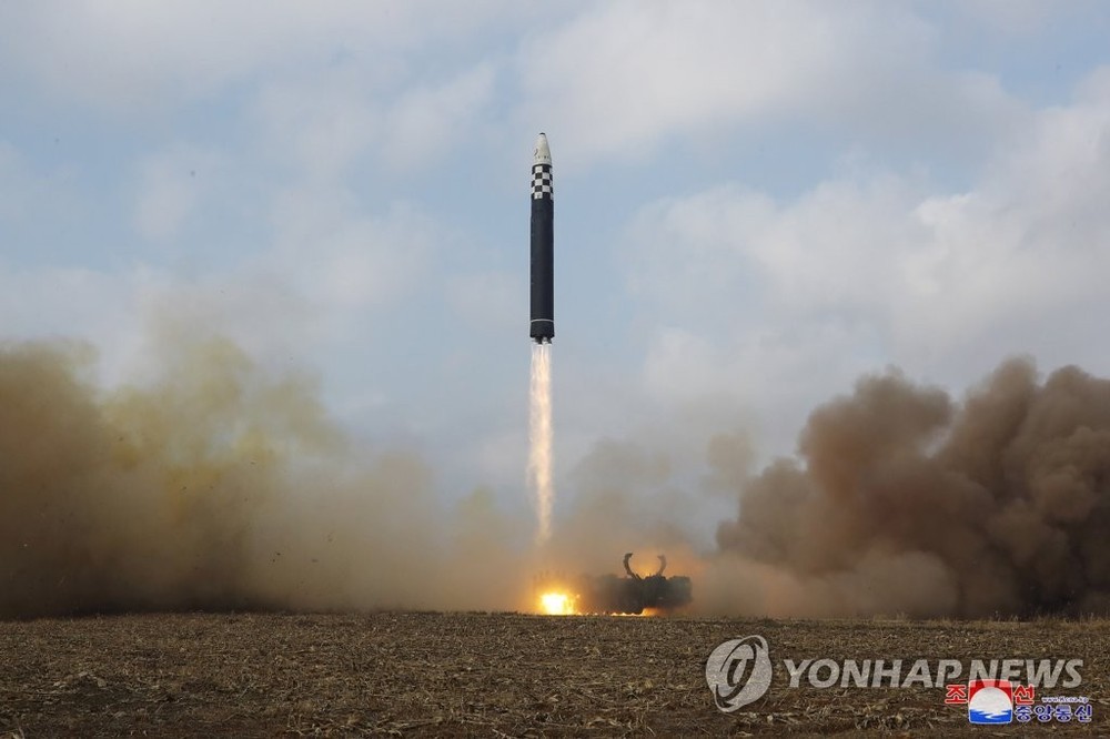 朝中社發佈的照片顯示，朝鮮11月18日發射了一枚“火星-17”型洲際導彈。（圖：韓聯社/朝中社）