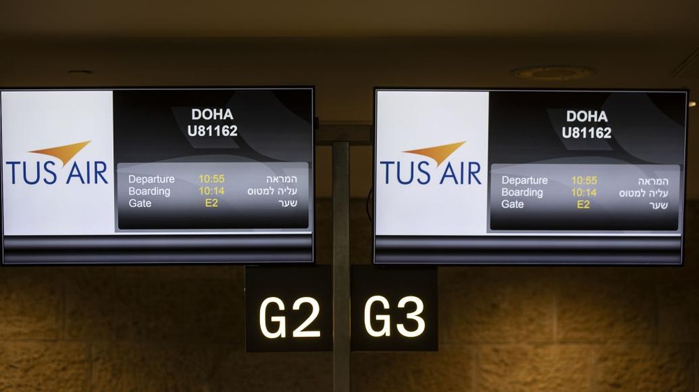 當地時間2022年11月20日，以色列特拉維夫，本·古里安國際機場裡，飛往卡塔爾首都多哈的航班，圖為值機台上的屏幕。（圖：互聯網）