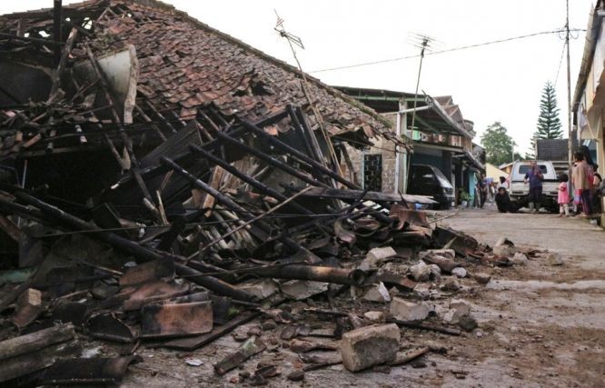 地震造成大量房屋受損。（圖：AP）