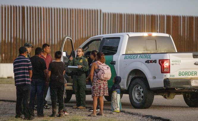 美國邊境巡邏人員在美國得克薩斯州伊格爾帕斯附近詢問移民。（圖：新華社）