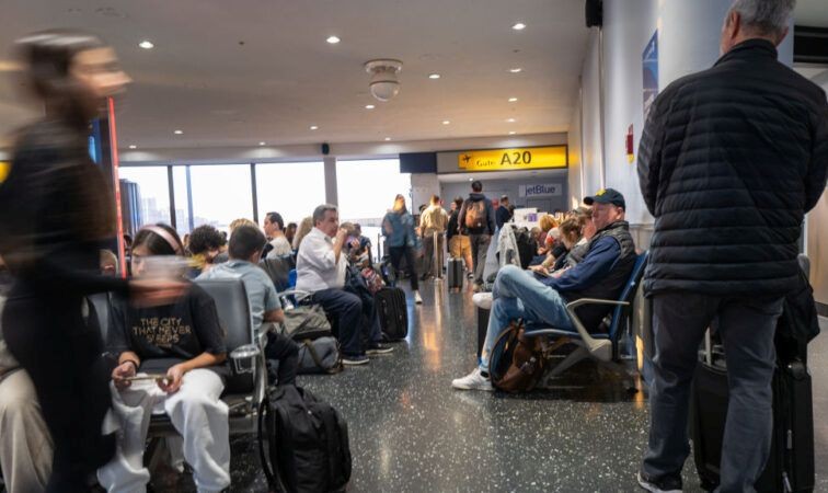 2022年11月22日，在美國新澤西州紐瓦克，人們在一年中最繁忙的旅行日之一的前一天穿過紐瓦克自由國際機場。（圖：Getty Images）