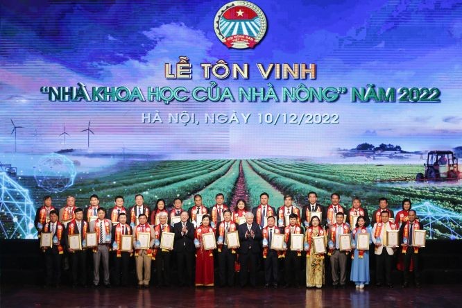 越南祖國陣線中央委員會主席杜文戰與農民科學家們在儀式上大合照。（圖：越通社）