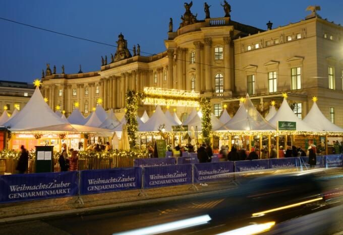 2022年11月23日，人們在德國柏林國立歌劇院聖誕市場遊玩。（圖：新華社）