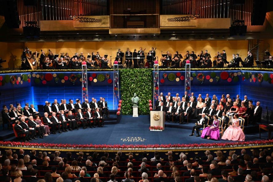 2022年諾貝爾獎頒獎儀式在斯德哥爾摩舉行，包括瑞典王室主要成員、政界領導人等在內的千餘人出席頒獎儀式。（圖：AFP）