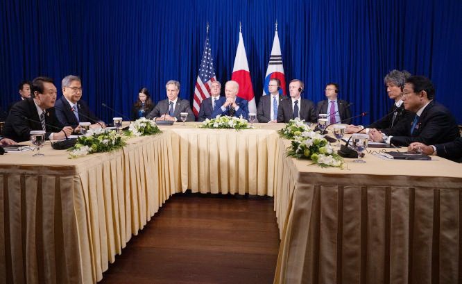 美國、日本和韓國三方朝鮮事務代表會談在印尼雅加達進行。圖為韓國總統尹錫悅（左一）、美國總統拜登（中）和日本首相岸田文雄（右一）11月13日在柬埔寨金邊亞細安峰會期間會晤。（圖：AFP）