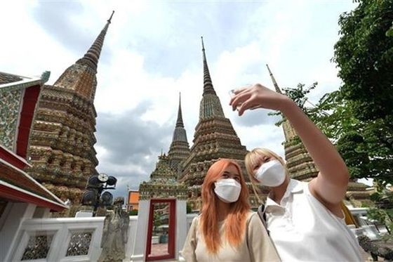 兩名女性遊客在泰國一旅遊景點自拍紀念照。（圖：互聯網）