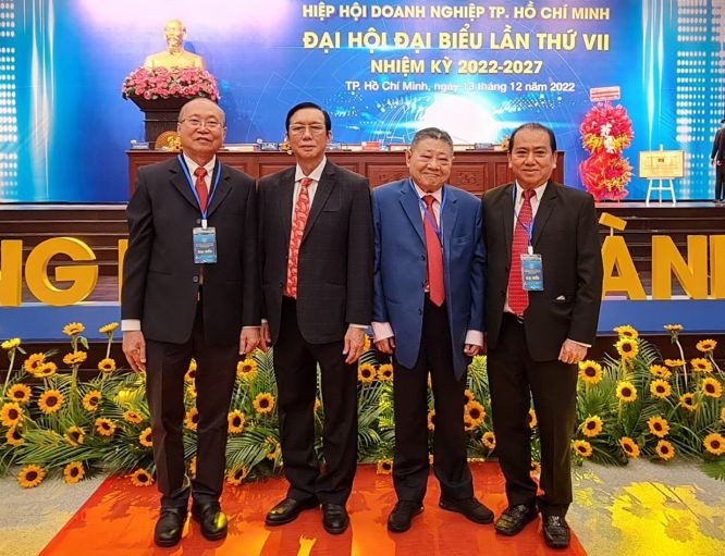 (左起)華人企業家高肇力、楊文德、 杭慰瑤、林松耀先生在大會上合影。