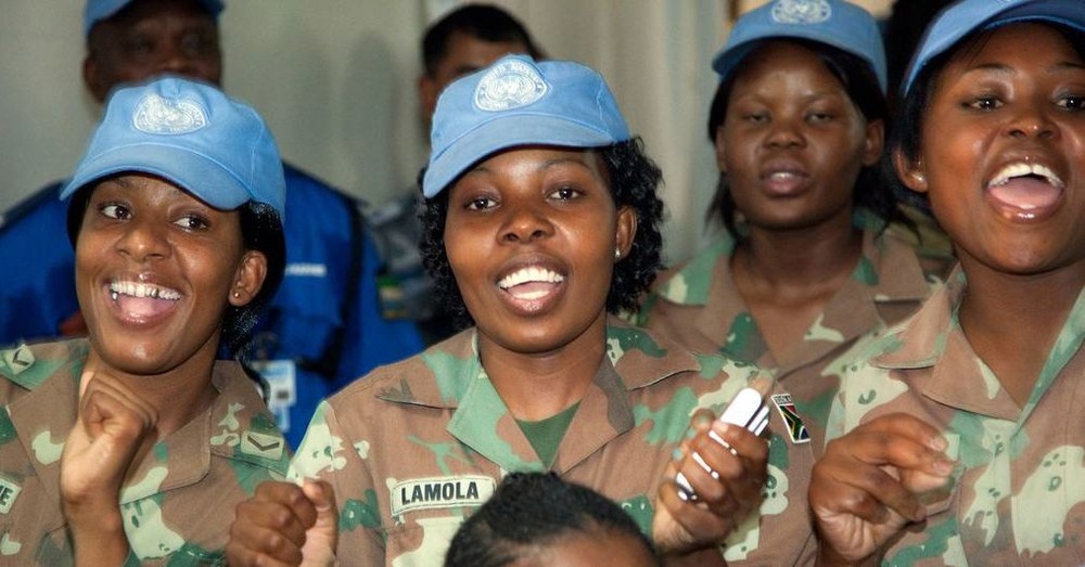 圖為聯合國-非洲聯盟達爾富爾混合行動服役的女性維和人員在達爾富爾北部的庫圖姆慶祝全國婦女節。（圖：聯合國）