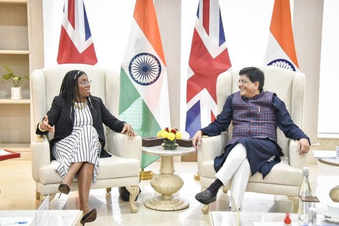 印度工商部長皮尤什·戈亞爾（右）在新德里會見英國國際貿易大臣凱米‧巴德諾奇。（圖：ANI News）