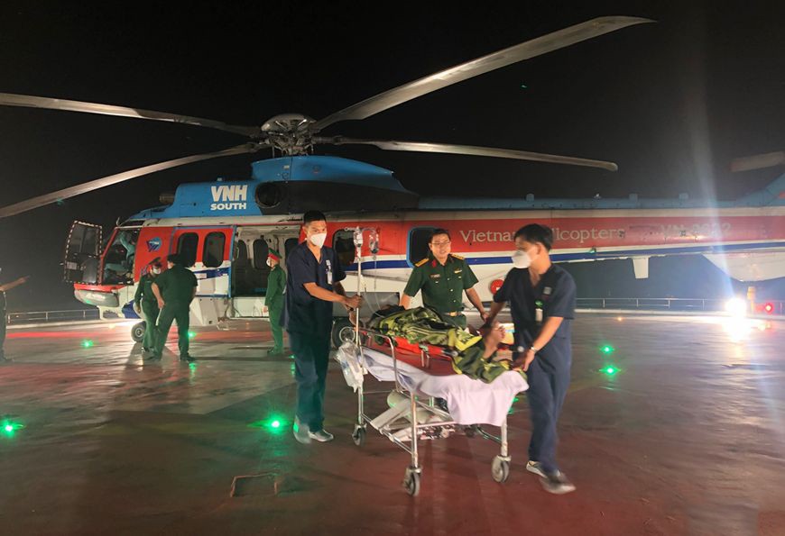 救援直昇機趕赴長沙群島生存島展開救助，將病情危殆的腦中風漁民送往陸地救治。（圖：科麟）