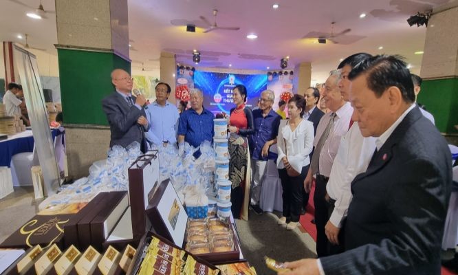 亞洲餅家總經理高肇力向參觀者介紹新產品。