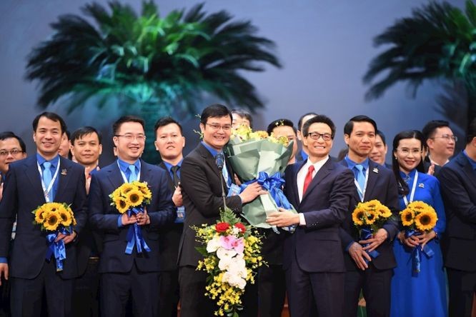 政府副總理武德膽送花祝賀裴光輝同志。