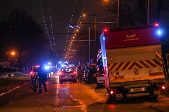 法國東南部里昂市郊城鎮沃昂沃蘭一座7層樓的民用建築16日凌晨發生火災，消防人員和警察趕到現場救援。（圖：AFP）
