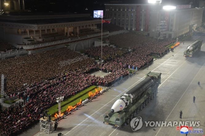 圖為朝鮮4月25日晚在閱兵式亮相的“火星-17”型洲際彈道導彈（ICBM）。（圖：韓聯社/朝中社）