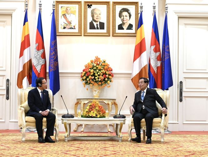 市委書記阮文年（左）禮節性拜會柬埔寨首相洪森。（圖：文明）