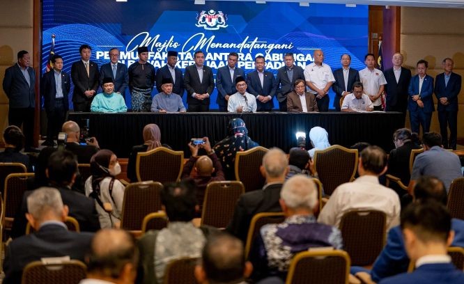 馬來西亞團結政府的所有政黨及政治聯盟領袖簽署“共組團結政府合作協議”。（圖：大馬首相辦公室）