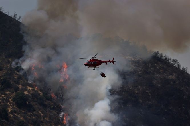 當地時間2022年12月15日，智利聖地亞哥郊外庫拉卡維，當地發生山火。（圖：澎湃影像）