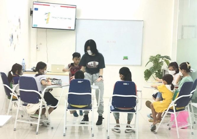 成龍外語中心的師生在上課。