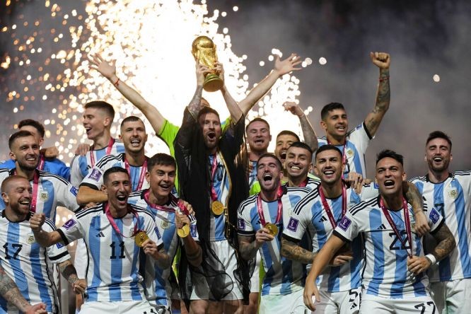 阿根廷隊球員梅西與隊友在頒獎儀式上高舉獎盃慶祝。（圖源：AP） 