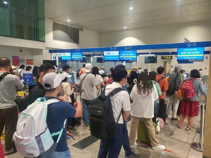 乘客在機場排隊辦理登機手續。