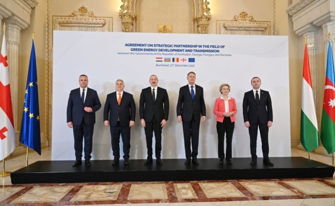 12月17日，在羅馬尼亞首都布加勒斯特，羅馬尼亞總理丘克、匈牙利總理奧爾班、阿塞拜疆總統阿利耶夫、羅馬尼亞總統約翰尼斯、歐盟委員會主席馮德萊恩和格魯吉亞總理加里巴什維利（從左至右）在阿格羅匈四國綠色能源開發與運輸戰略夥伴協議簽字儀式上合影。（圖：新華社）