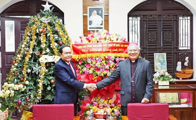 國會常務副主席陳清敏（左）與峴港市教區主教鄧德銀握手合照。（圖：人民代表）