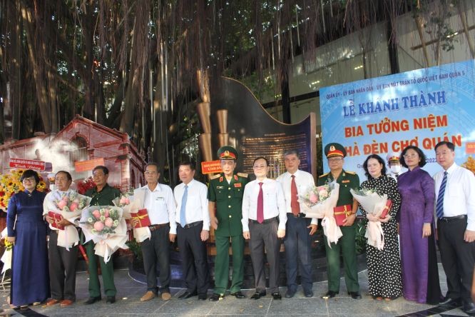 市委副書記阮文孝與嘉賓和郡領導參加左關電廠紀念碑落成儀式。
